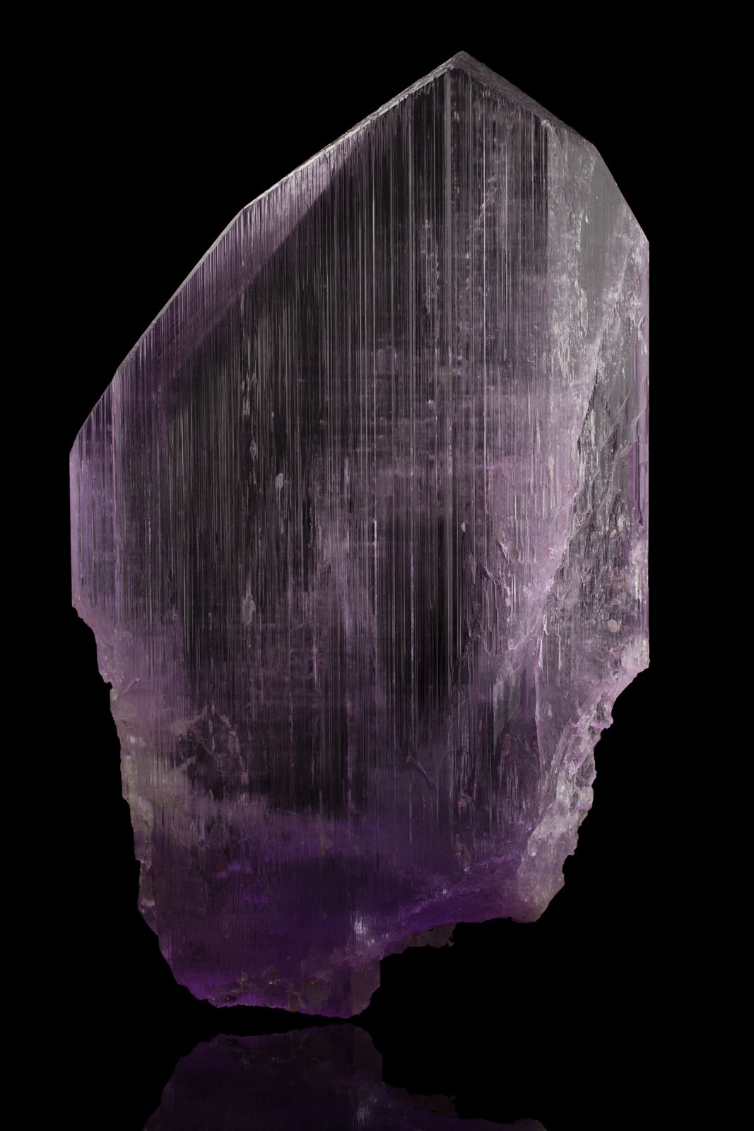 Spodumene (variety kunzite)
20,5 x 10,5 x 36,0 cm
(Autor: MIM Museum)