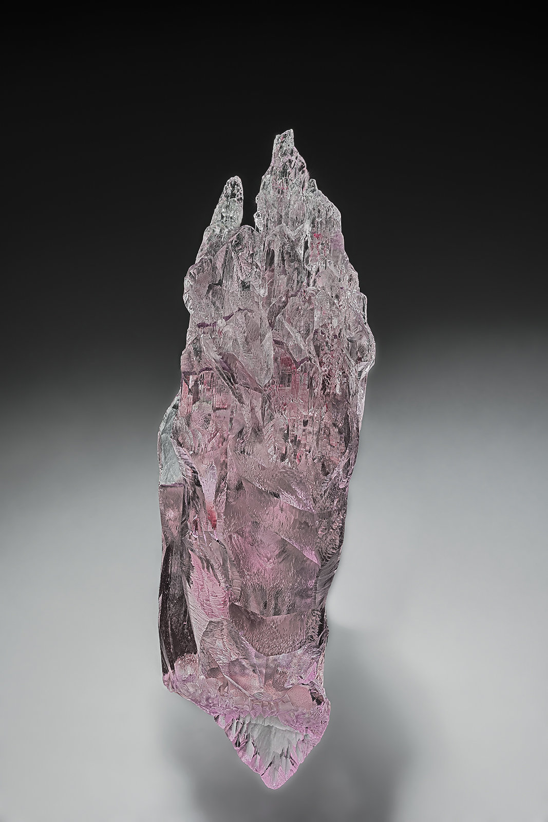 Spodumene (variety kunzite)
3.5 x 12.5 cm
(Autor: am mizunaka)