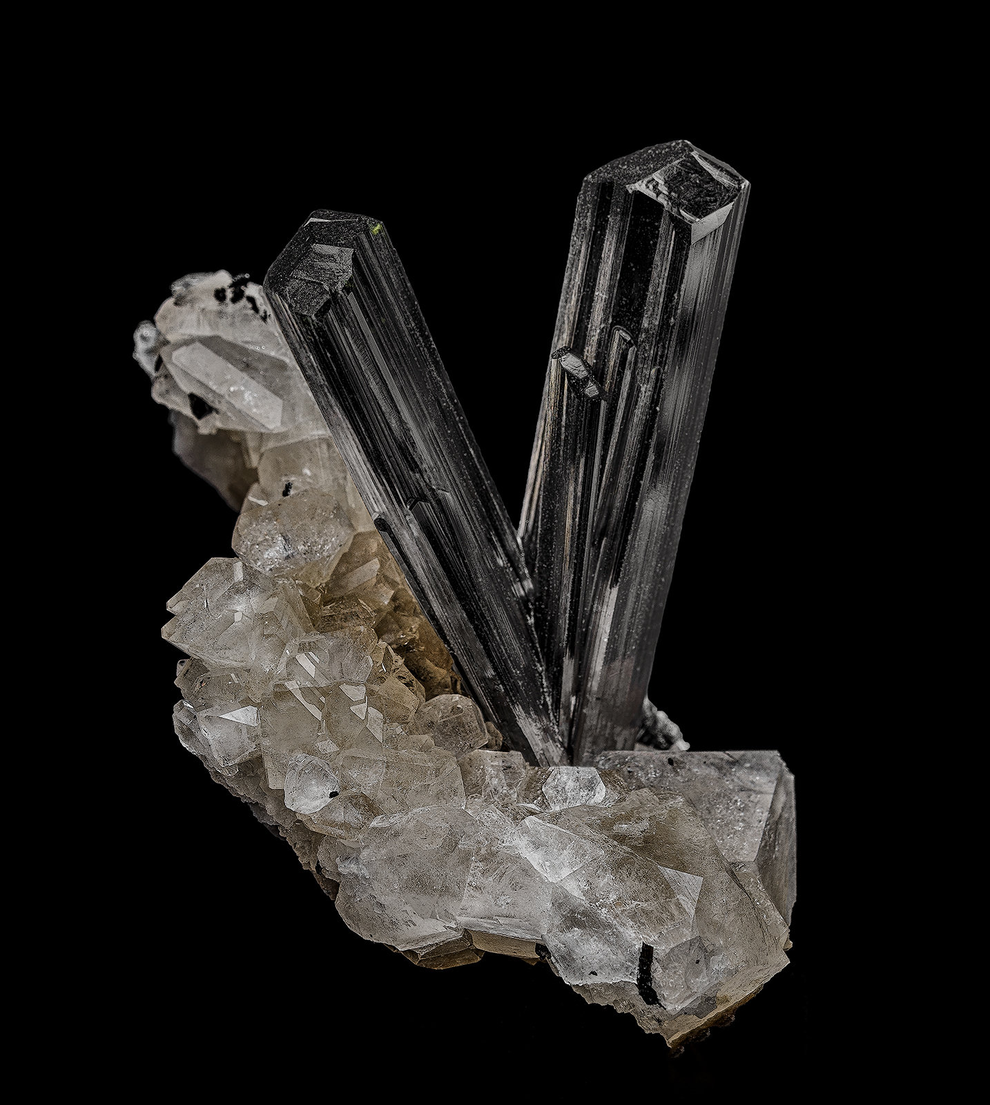 Schorl, Topaz
7.0 x 6.4 cm
(Autor: am mizunaka)
