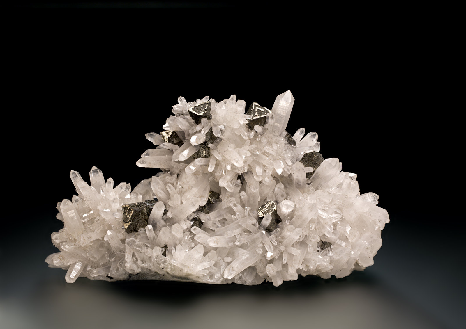 Stannite on Quartz
16.5 x 8.5 x 9.5 cm / main crystal: 1.9 cm.
(Autor: MIM Museum)