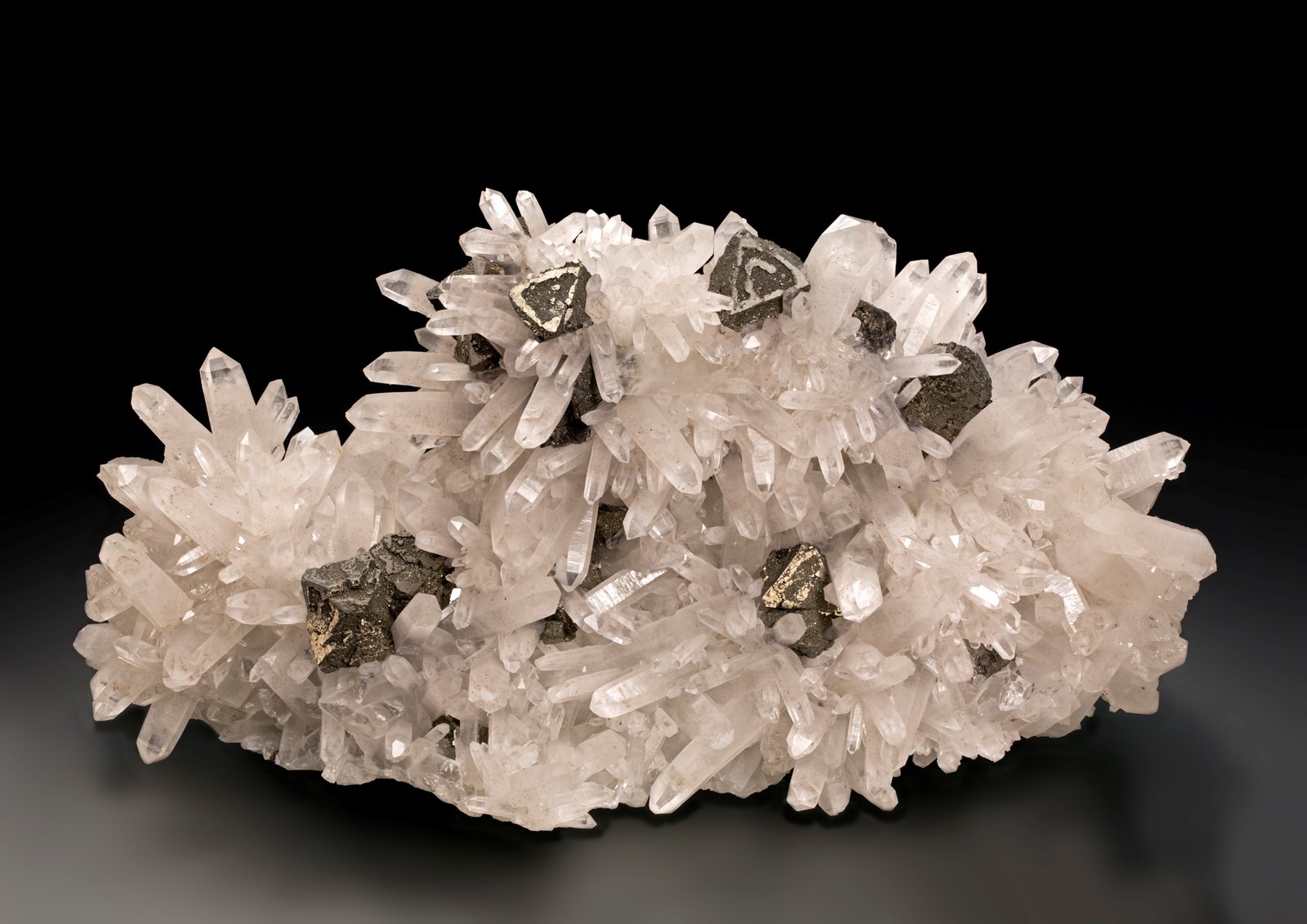 Stannite on Quartz
16.5 x 8.5 x 9.5 cm / main crystal: 1.9 cm.
(Autor: MIM Museum)