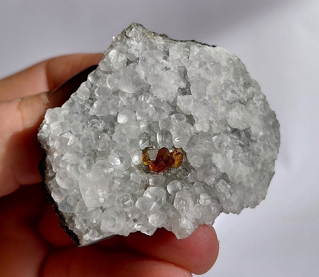 Sphalerite, calcite
Specimen size 5 cm, largest sphalerite 5 mm
(Autor: Tobi)
