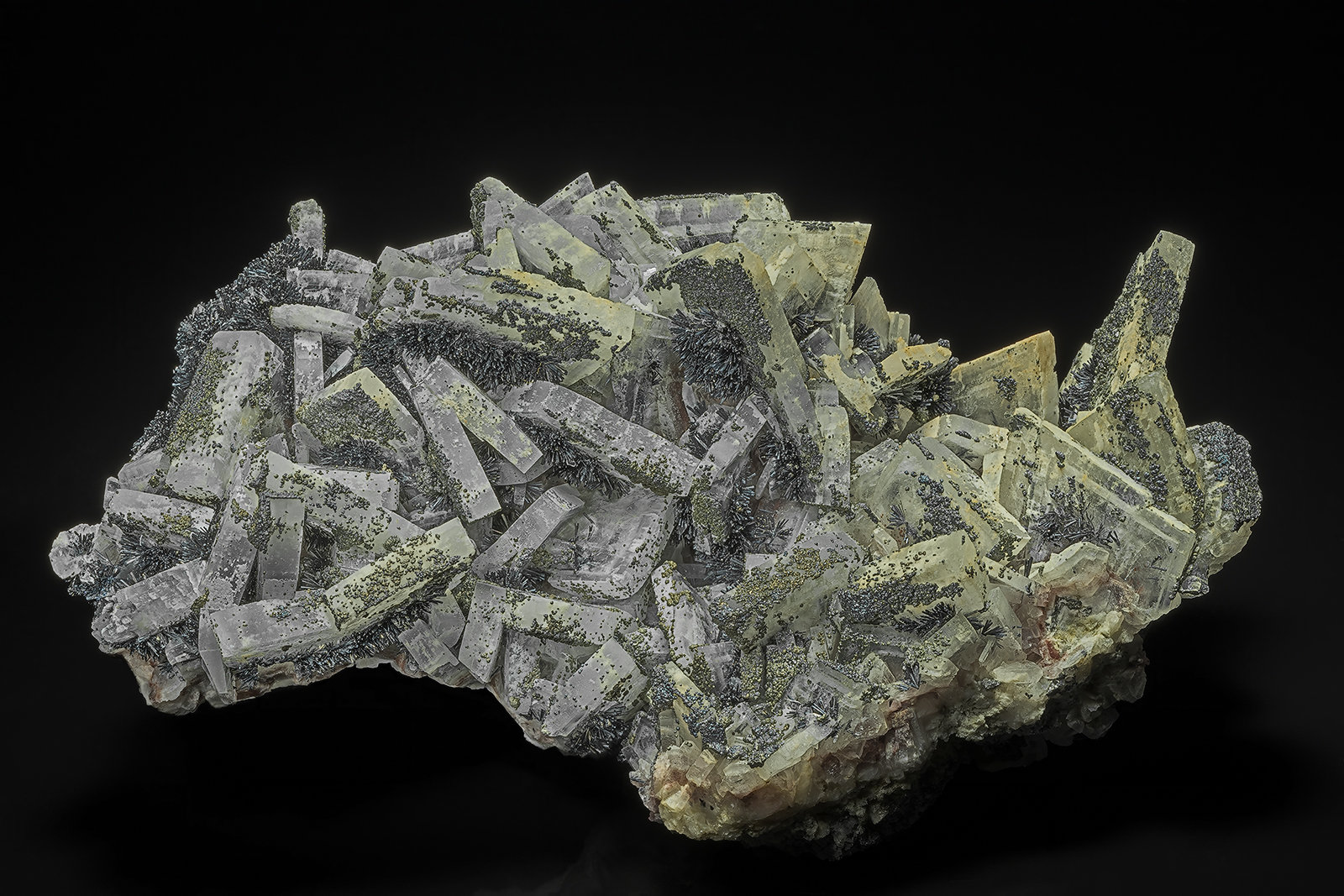 Stibnite, Barite, Pyrite
12.1 x 7.4 cm
(Autor: am mizunaka)