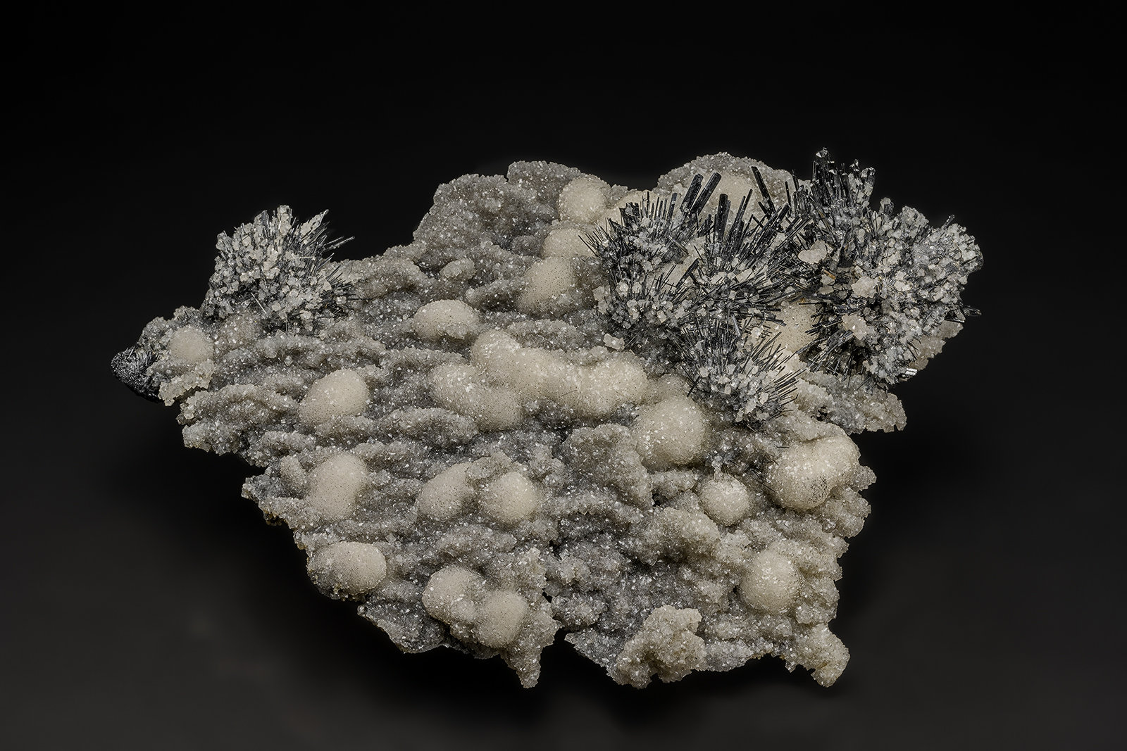 Stibnite, Calcite
11.0 x 7.5 cm
(Autor: am mizunaka)