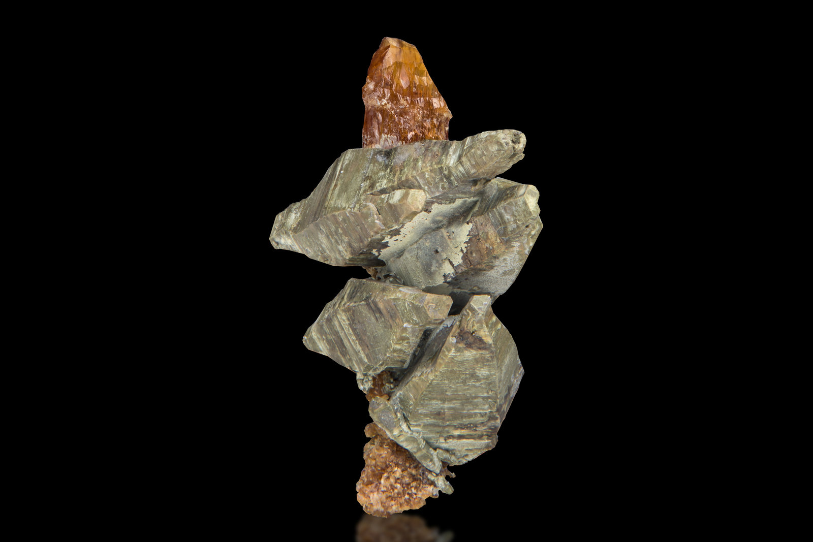 Stibiocolumbite with Parisite-(Ce)
4.5 x 2.5 x 3.5 cm
(Autor: MIM Museum)