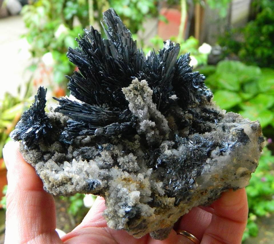 Stibnite, Quartz, Calcite
13 x 10 cm
(Autor: Deyu)