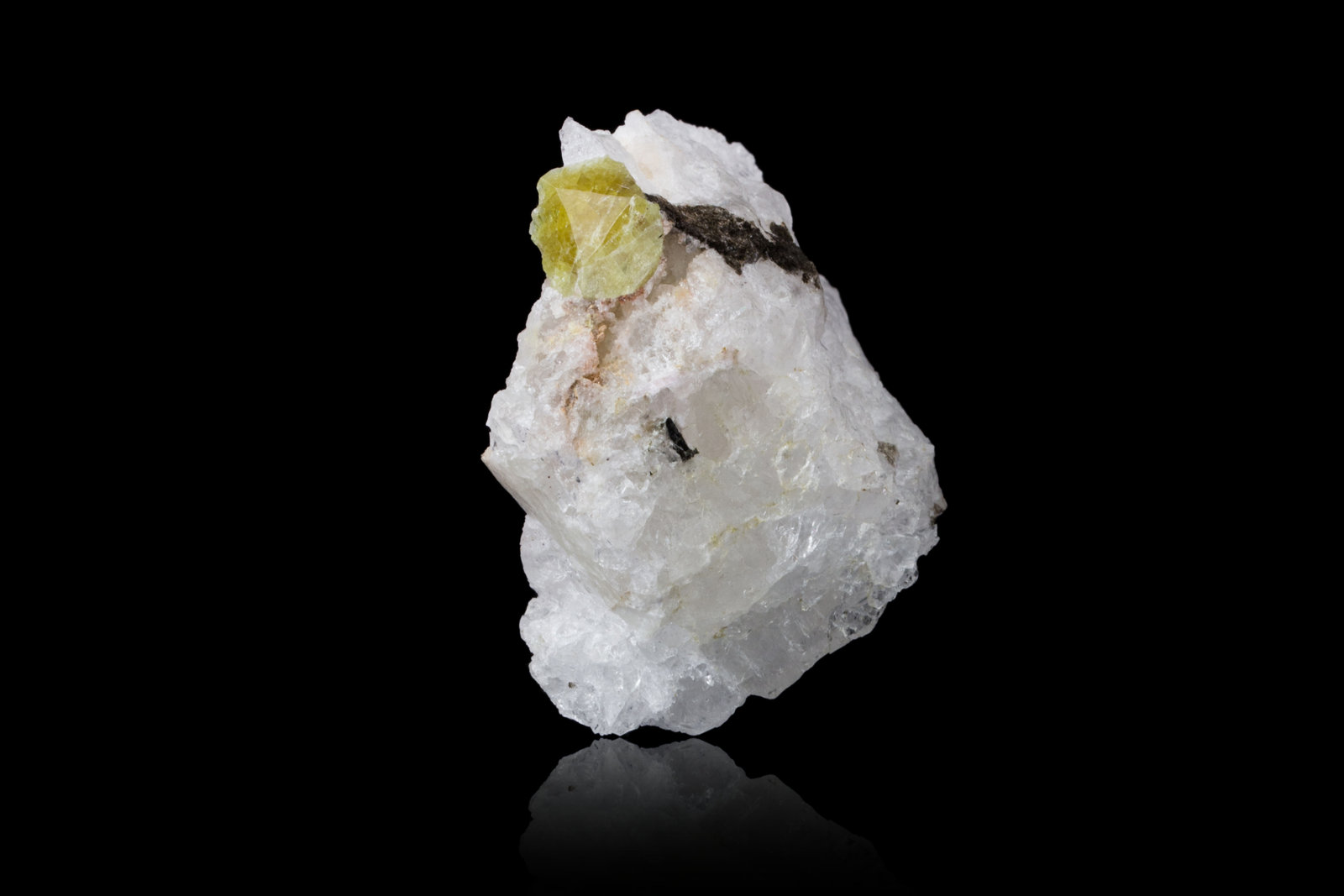 Stillwellite-(Ce)
4.5 x 7 x 5.5 cm / main crystal: 1.5 cm
(Autor: MIM Museum)