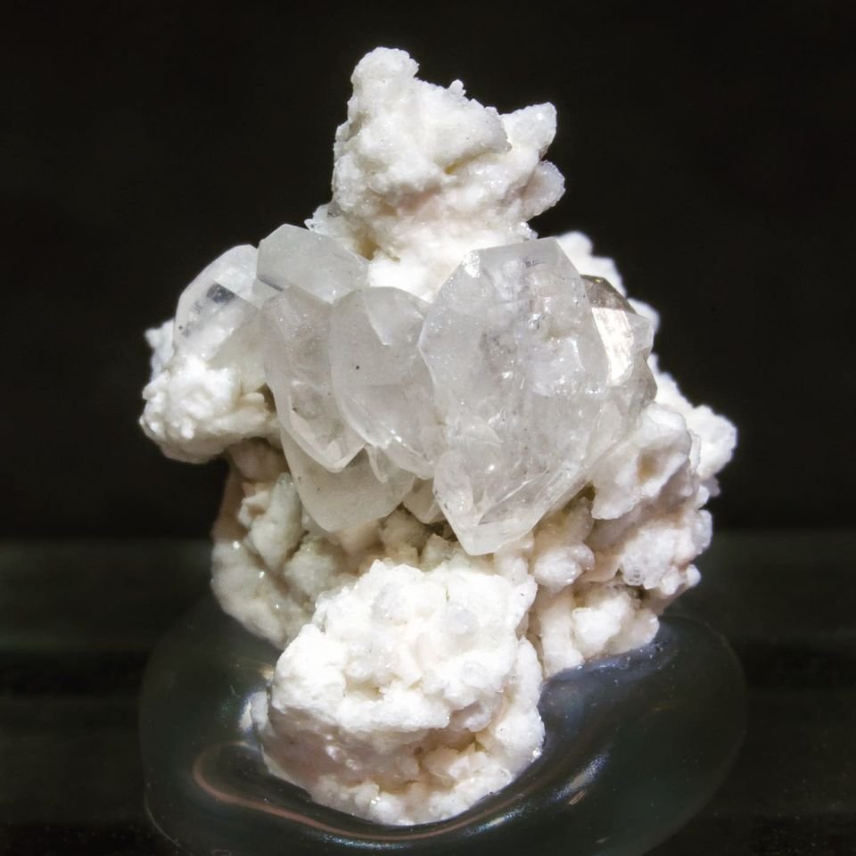 Stokesite on Microcline with Albite
Specimen size: 1 × 0.8 × 1 cm / main crystal size: 0.3 × 0.2 cm
(Autor: Jordi Fabre)