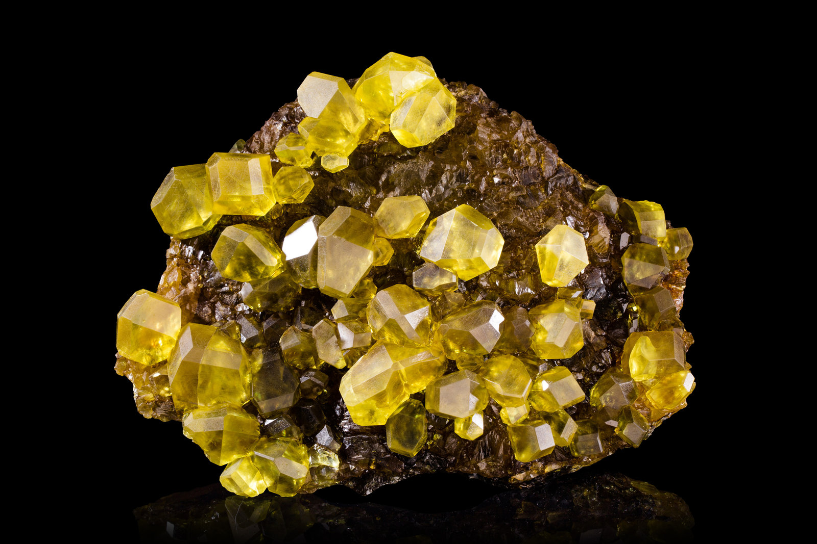 Sulphur
20 x 16 x 7 cm / main crystal: 3.7 cm
(Autor: MIM Museum)