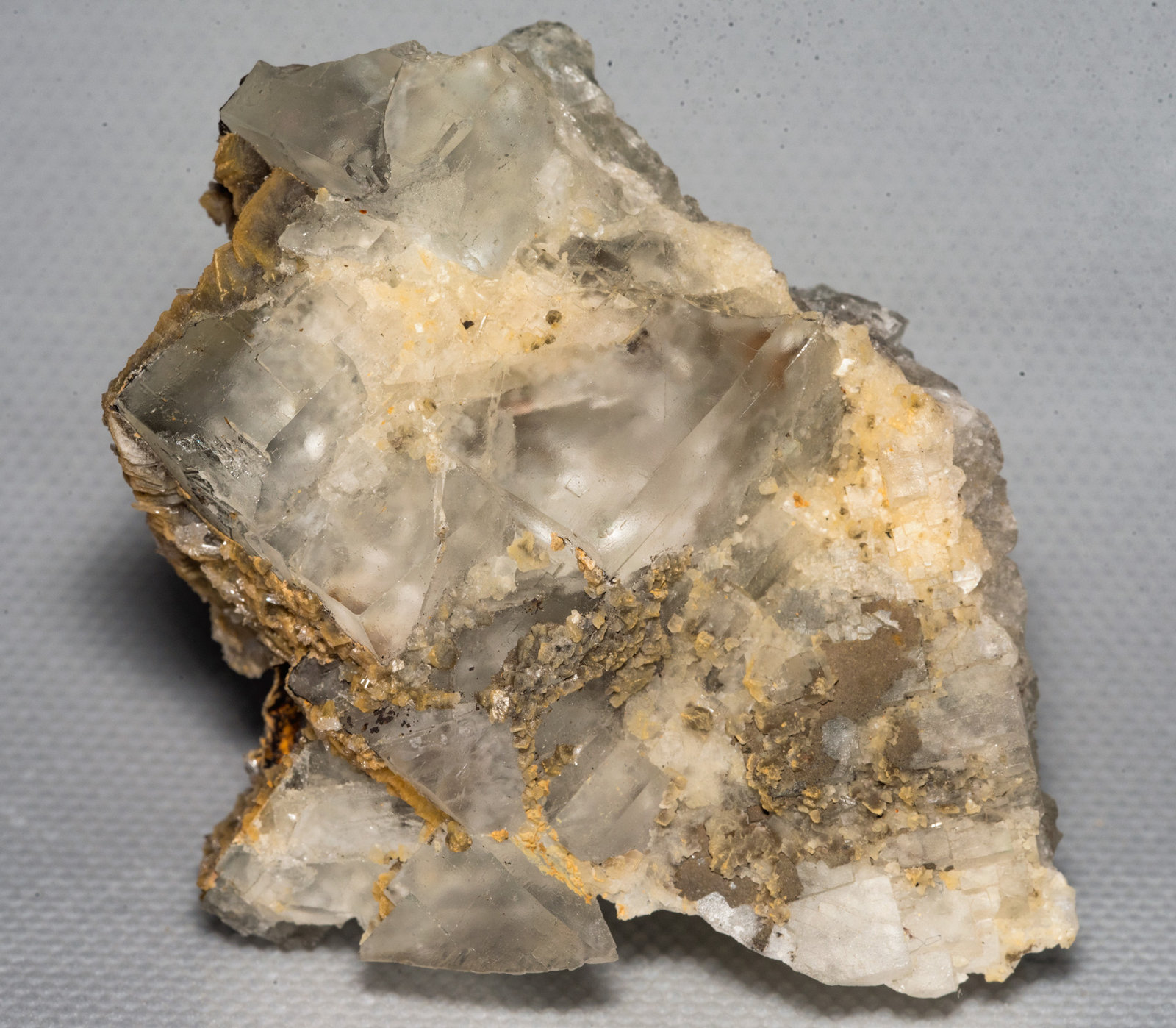 Fluorite, Calcite?, Aragonite?
65mm x 45mm x 35mm
(Autor: Bergur_E_Sigurdarson)