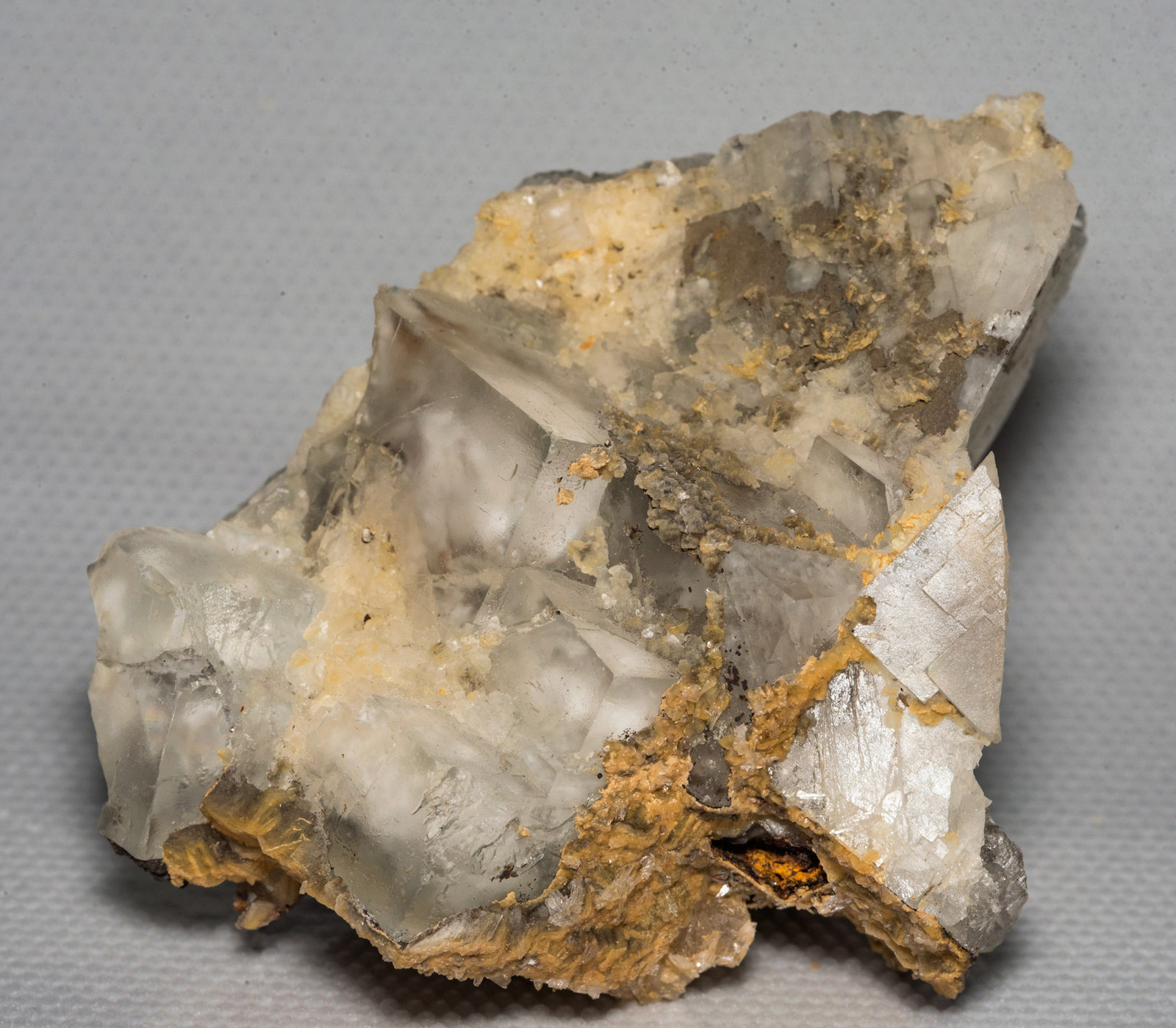 Fluorite, Calcite?, Aragonite?
65mm x 45mm x 35mm
(Autor: Bergur_E_Sigurdarson)
