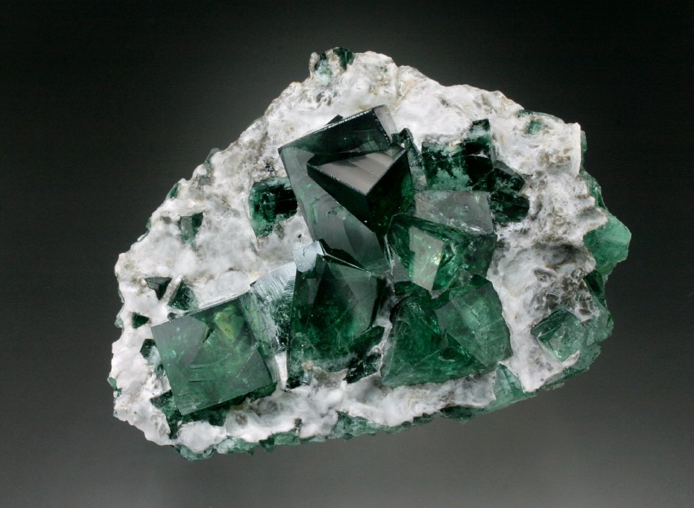 Fluorite with Calcite
11x7x5 cm overall size
(Autor: Jesse Fisher)