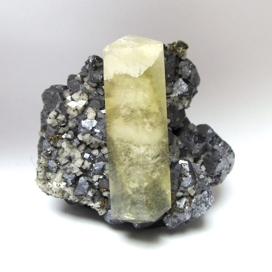 Calcite, galena, dolomite, chalcopyrite
Specimen size 6 cm, calcite crystal 5 cm
(Autor: Tobi)