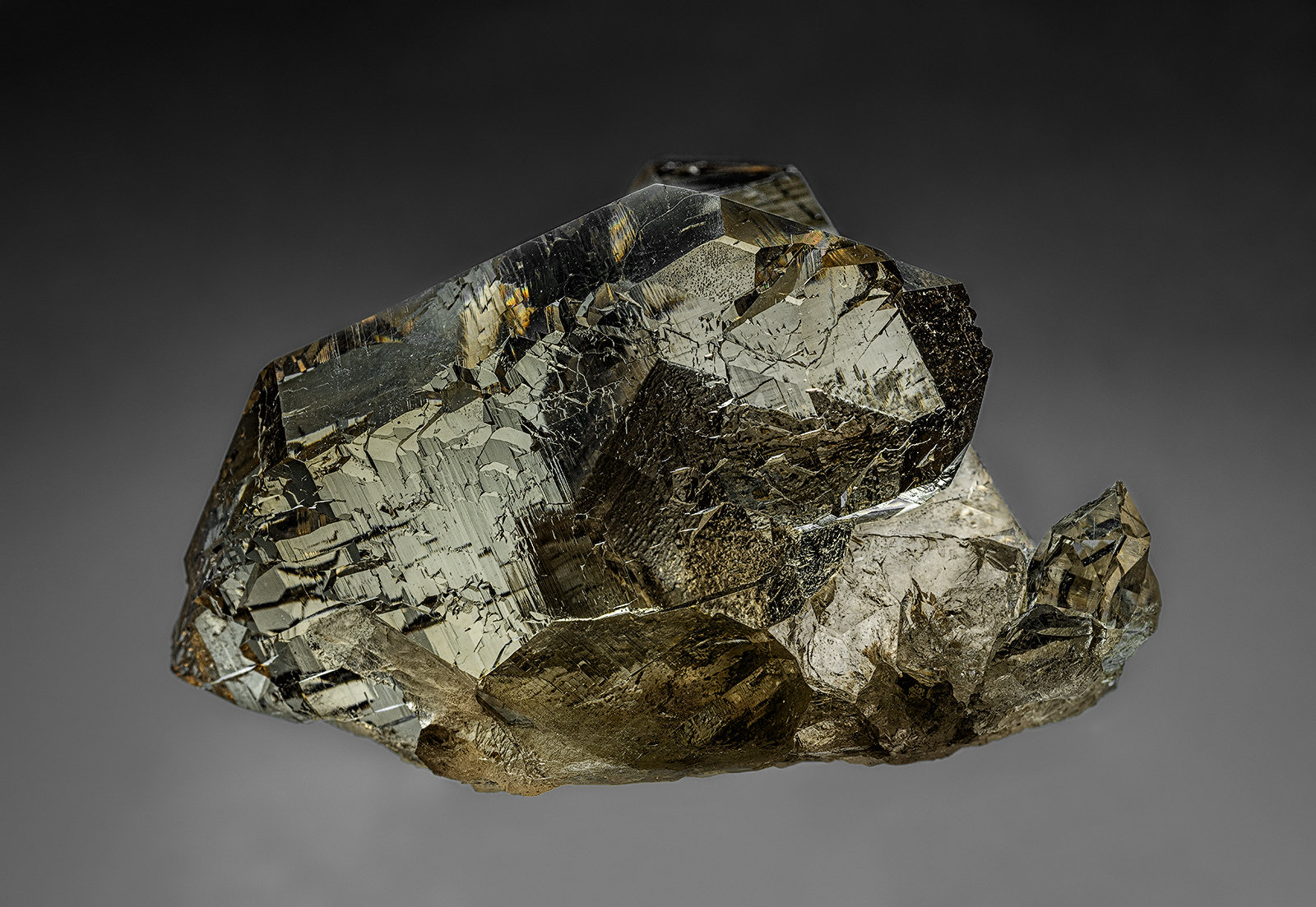 Quartz (variety smoky quartz)
5.2 x 5.3 cm
(Autor: am mizunaka)