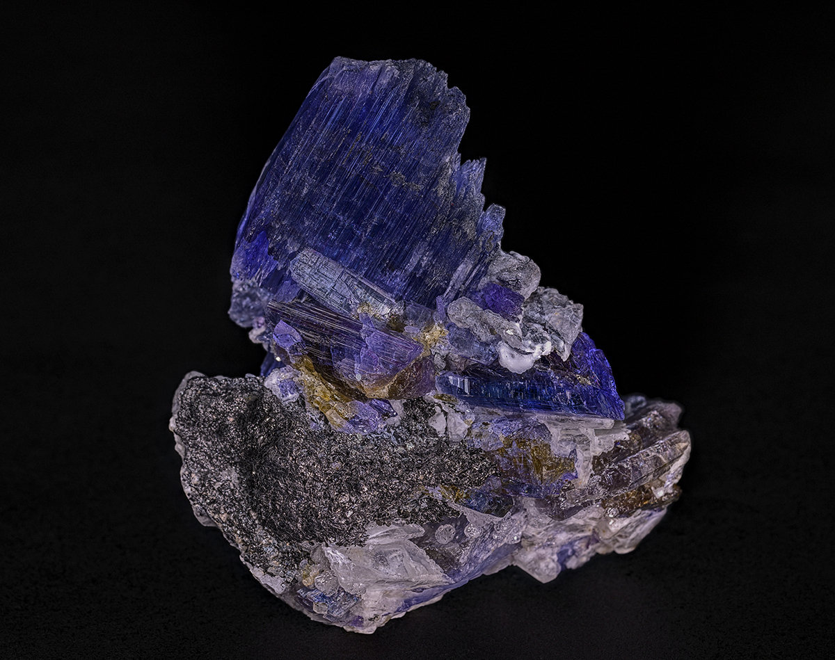 Zoisite (variety tanzanite), Graphite, Calcite
7.0 x 5.5 cm
(Autor: am mizunaka)