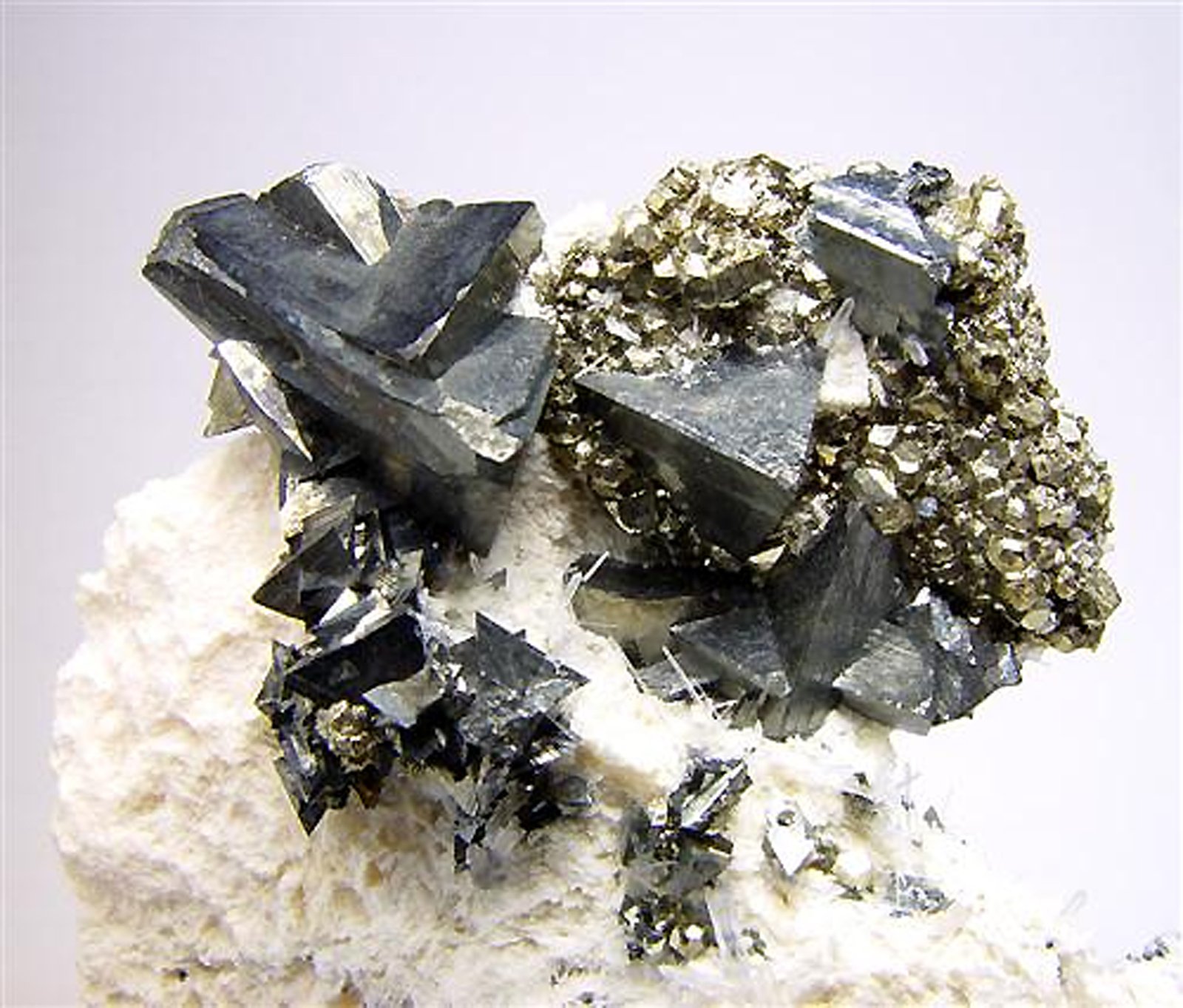 Tetrahedrite
H:7.5 cm x W:7.5 cm x D:3.6 cm; Largest Crystal: 2
(Autor: Adrian Pripoae)