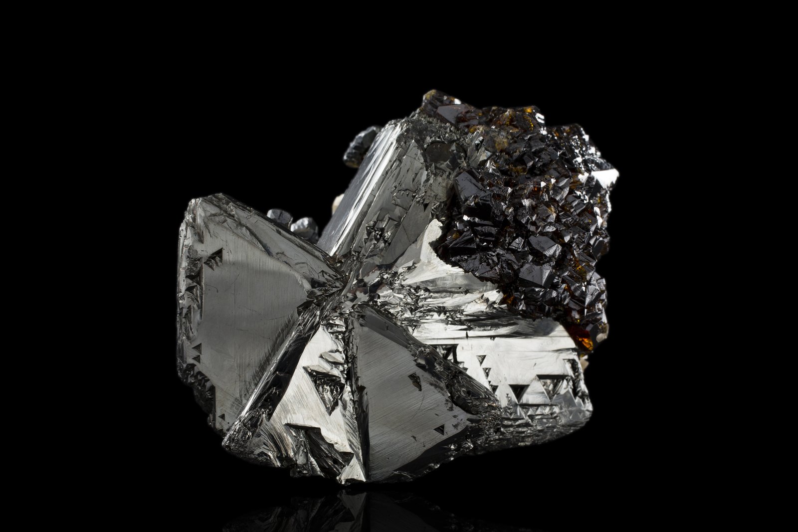 Tetrahedrite with Sphalerite, Bournonite and Siderite
7 x 9 x 7 cm / main crystal: 6.8 cm.
(Autor: MIM Museum)
