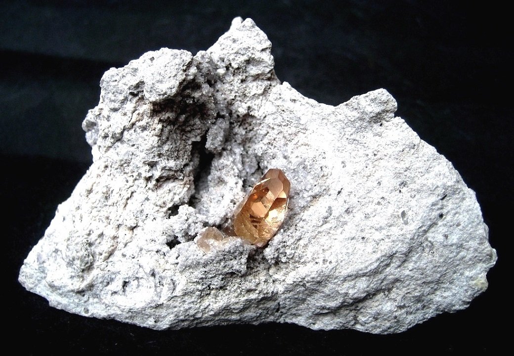 Topaz
Specimen size 8 cm
(Autor: Tobi)