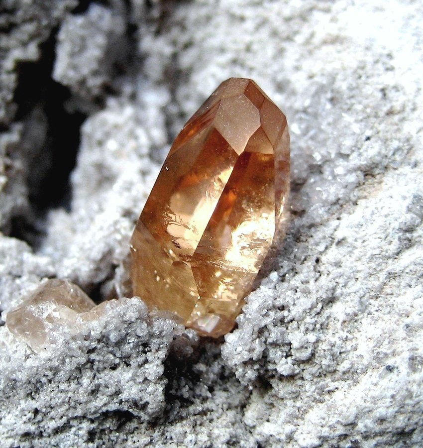 Topaz
Topaz crystal (1,3 cm)
(Autor: Tobi)