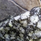 Quartz with mohawkite
3 1/2 x 3 x 2 1/8 in. - 8.2 x 9.5 x 5.5 cm
(Autor: R Saunders)