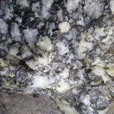 Quartz with mohawkite
3 1/2 x 3 x 2 1/8 in. - 8.2 x 9.5 x 5.5 cm
(Autor: R Saunders)