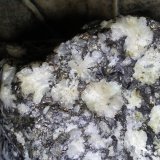 Quartz with mohawkite
3 1/2 x 3 x 2 1/8 in. - 8.2 x 9.5 x 5.5 cm.
(Autor: R Saunders)