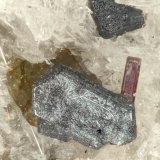 Pseudobrookite, Ilmenite, Cuprorivaite
FOV = 1.2 mm
(Autor: Doug)