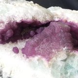 Fluorite on druzy Quartz
15 x 9 x 6 cm
(Autor: Volkmar Stingl)