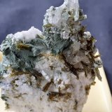 Epidote, Quartz, Titanite, Orthoclase (variety adularia), Prehnite
4,5 x 3,5 cm
(Autor: Volkmar Stingl)