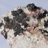 Descloizite, Baryte, Dolomite
FoV 1,5 x 1 cm
(Autor: Volkmar Stingl)