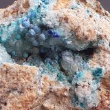 Azurite, Malachite, Chrysocolla, Calcite
FoV 2,5 x 2 cm
(Autor: Volkmar Stingl)