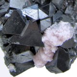 Alabandite, Rhodochrosite, Fluorite
79 mm x 40 mm x 37 mm Largest crystal size: 18 mm Mass: 222 g
(Autor: Carles Millan)