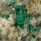 Beryl (variety emerald), Calcite, Aragonite
80x70x65mm, main xl=18mm
(Autor: Fiebre Verde)