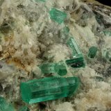 Beryl (variety emerald), Calcite, Aragonite
80x70x65mm, main xl=18mm
(Autor: Fiebre Verde)
