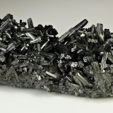 Manganite
110 mm x 54 mm x 39 mm. Largest crystal: 18 mm. Mass: 347 g
(Autor: Carles Millan)