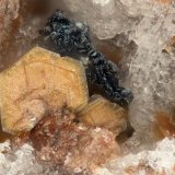 Phlogopite, Hematite
FOV = 1.3 mm
(Autor: Doug)