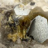 Hematite, Aegirine
FOV = 1.7 mm
(Autor: Doug)