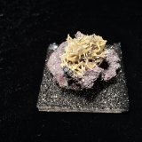Mimetite
45 mm x 35 mm x 30 mm
(Autor: Robert Seitz)