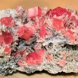 Rhodochrosite, Quartz
91 mm x 57 mm x 45 mm. Largest crystal size: 10 mm on edge.
(Autor: Carles Millan)