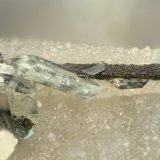 Scorodite
FOV = 2.0 mm
(Autor: Doug)