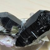 Elbaite, Quartz, Albite, Muscovite
67 mm x 36 mm. Largest crystal: 58 mm
(Autor: Carles Millan)