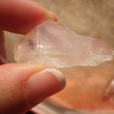Quartz
3.8 cm high x 1 cm wide and 0.6 cm deep
(Autor: Reelgoodwoman)