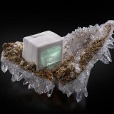 Baryte
13 x 10.5 x 7 cm / main crystal: 5.1 cm.
(Autor: MIM Museum)