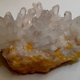 Celestine, native sulphur on calcite
8x7x5.5 cm
(Autor: mineralenzo)