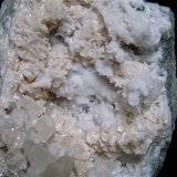 Dolomite and Calcite on Quartz
15 cm x 10 cm, the largest calcites are about 2 cm
(Autor: Bob Harman)