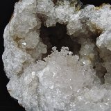 Opal (variety hyalite) on quartz
opal area is 2 cm
(Autor: Bob Harman)