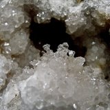 Opal (variety hyalite) on quartz
opal area is 2 cm
(Autor: Bob Harman)