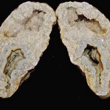 Quartz and Quartz (variety chalcedony)
geode is 13 cm x 6 cm. Each cavity is about 6 cm max dimension
(Autor: Bob Harman)
