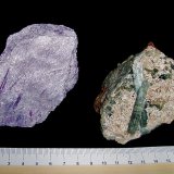 Tremolite and Tremolite (variety hexagonite)
see scale for size.  The largest tremolite crystal is  3.5 cm x 0.6 cm
(Autor: Bob Harman)