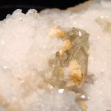 Baryte and Dolomite on Quartz
the largest Baryte is 2 cm
(Autor: Bob Harman)